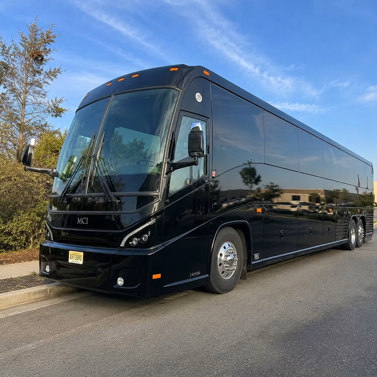 daily commuter shuttle bus programs for dallas employers on i 35e i 635 and the dnt